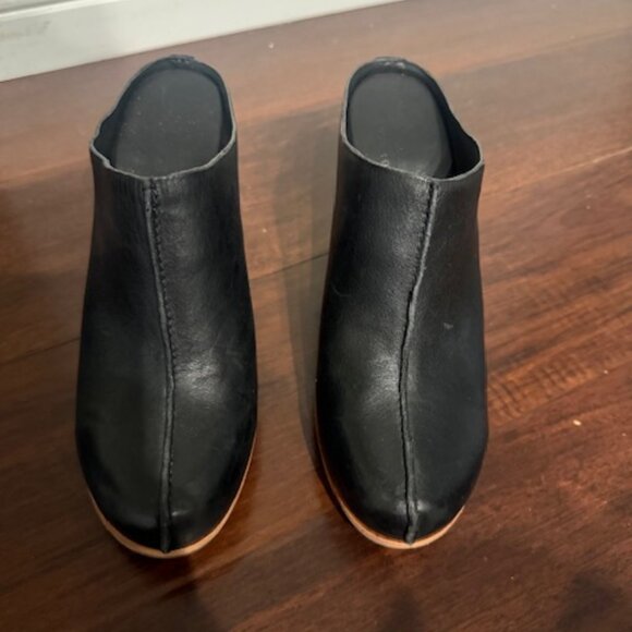 Offered in soft hand-finished full grain leather or suede leather upper Breathab - Picture 2 of 7